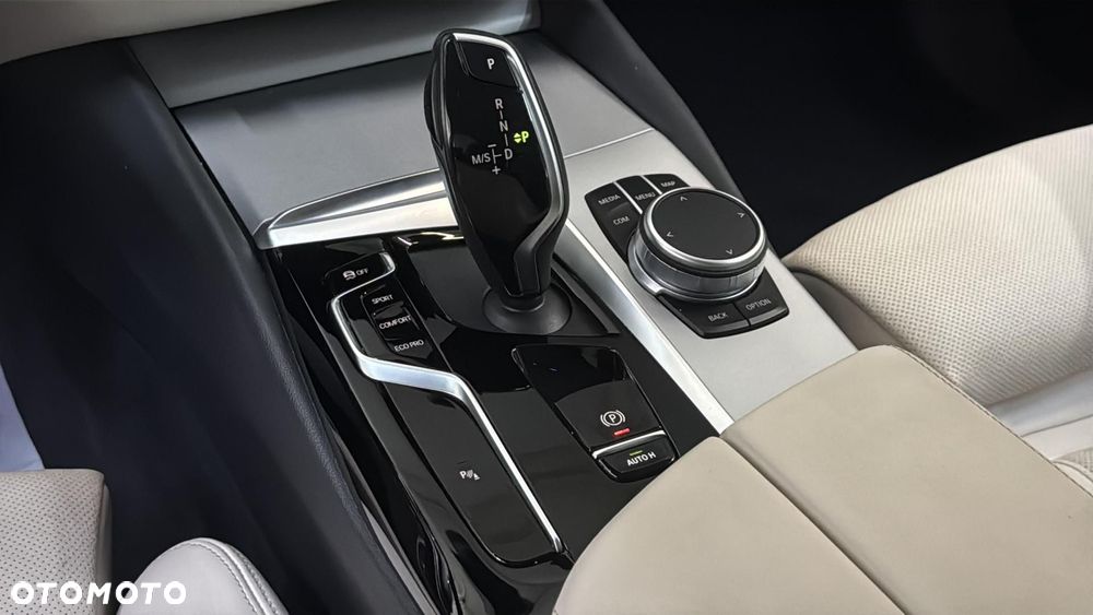 BMW Seria 5 520d xDrive - 16