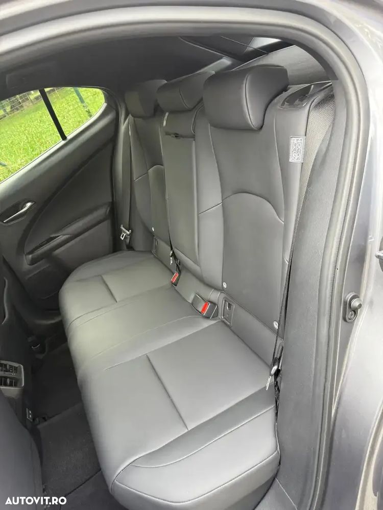 Lexus UX 250h FWD Executive - 11