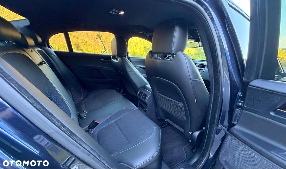 Jaguar XE 2.0 D R-Sport - 17