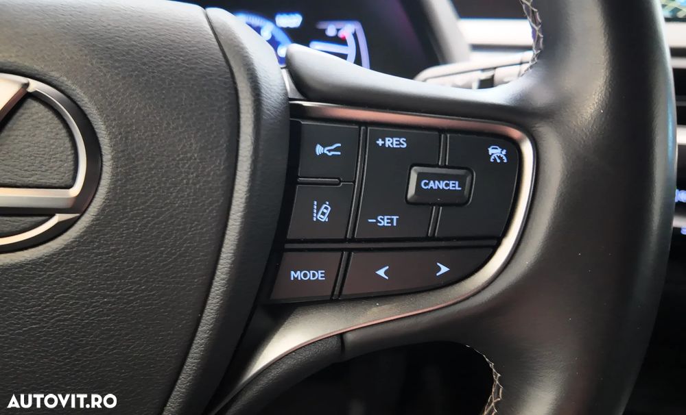 Lexus UX 250h - 25