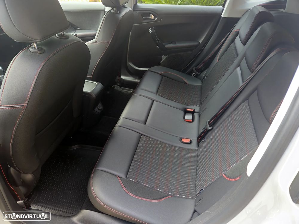 Peugeot 2008 1.2 PureTech GT Line EAT6 - 11