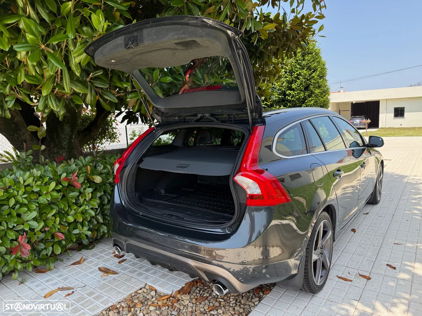 Volvo V60 2.0 D4 R-Design - 44