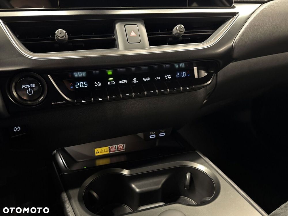 Lexus UX 2025