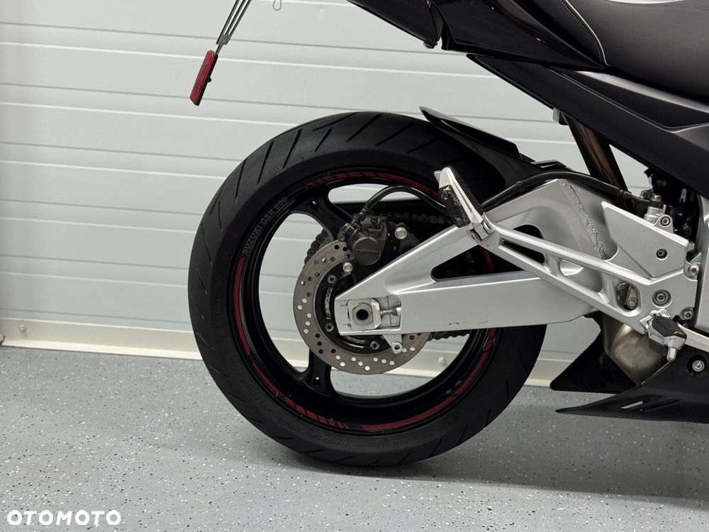 Suzuki GSR - 4