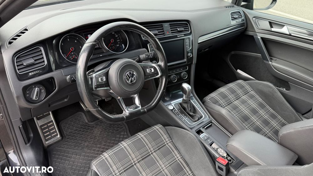 Volkswagen Golf - 6