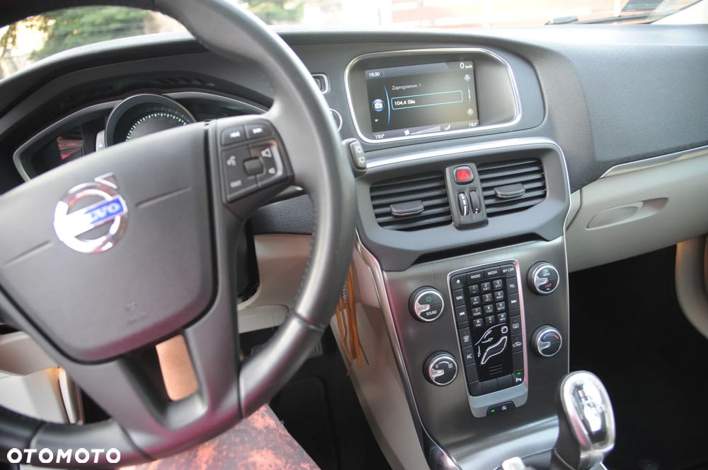 Volvo V40 D3 Momentum - 9