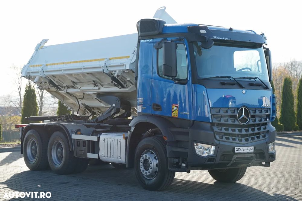 Mercedes-Benz AROCS 3336 / 6x4 / BASCULABILĂ PE 3 PĂRȚI - 5,2 M / 2x OBOANE LATERALE CU ACȚIONARE HIDRAULICĂ / CUTIE DE VITEZE AUTOMATĂ / EURO 6 - 12