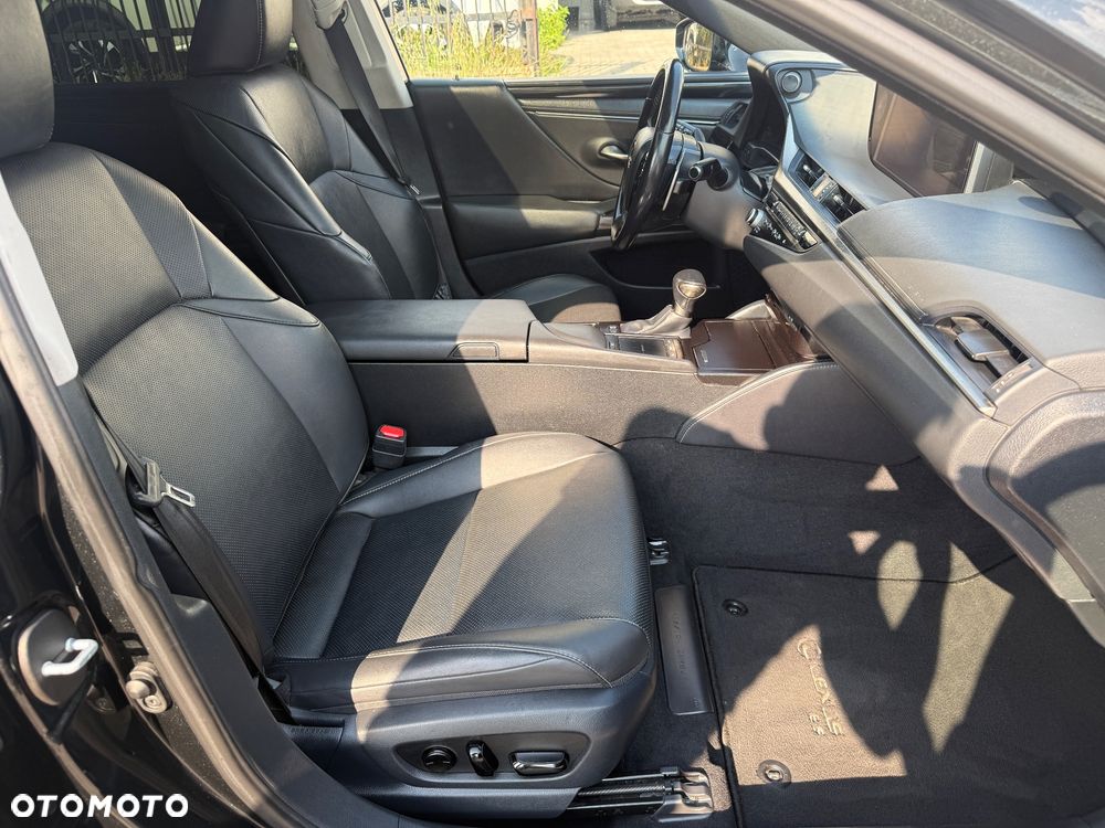 Lexus ES 300h Business Edition + - 22