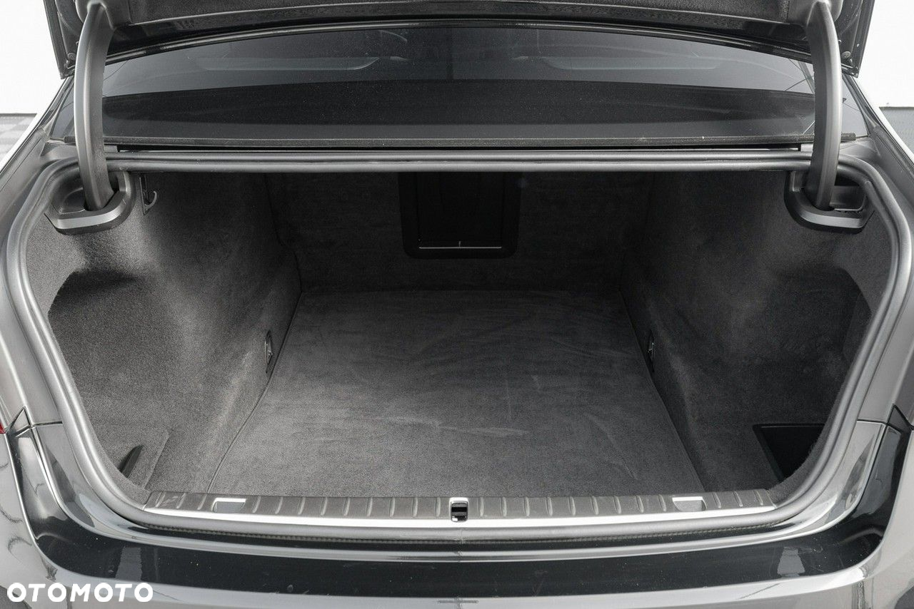 BMW Seria 7 M760Li xDrive - 32