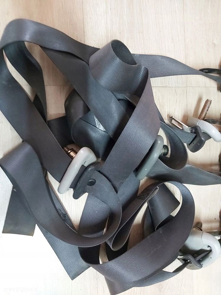 Toyota Yaris I pas bezpieczeństwa prawy przód 3D 99-02 r - 4