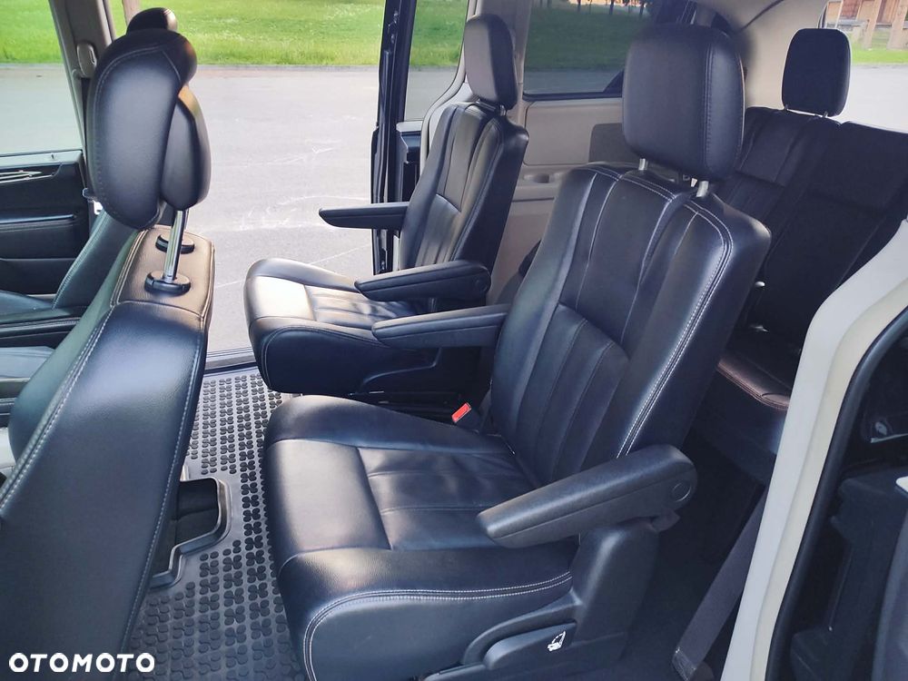 Chrysler Town & Country 3.6 Limited - 33