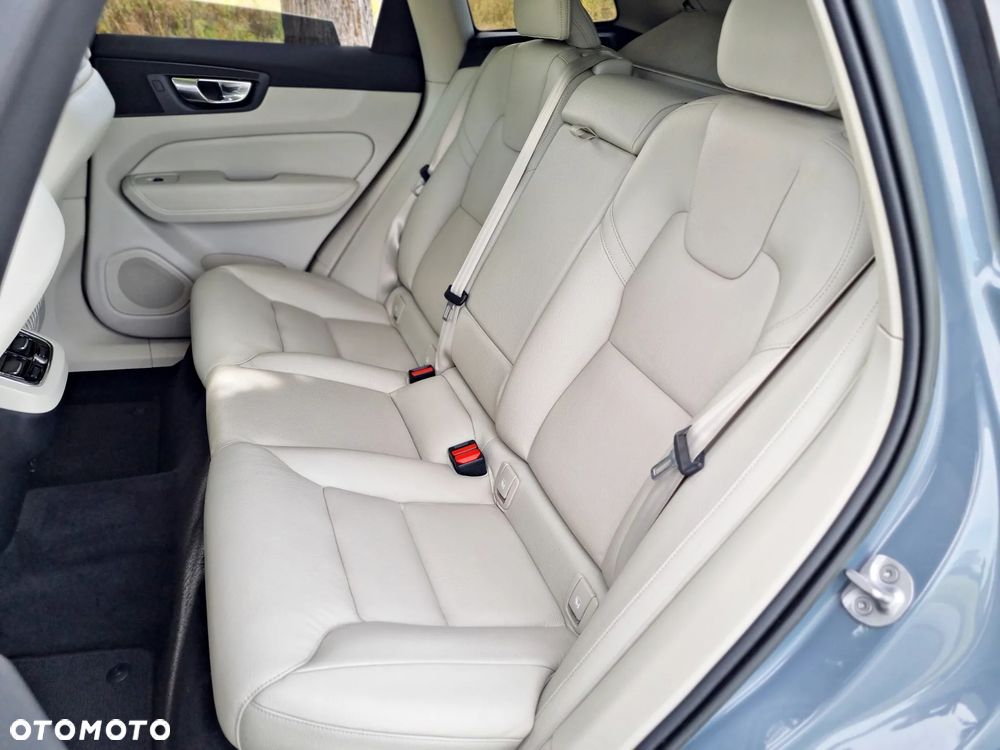 Volvo XC 60 B4 D AWD Geartronic Momentum Pro - 26