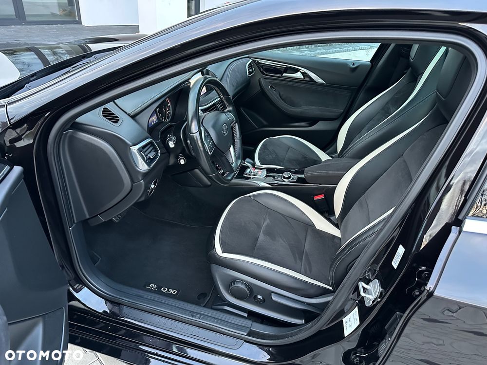 Infiniti Q30 2.0t DCT AWD Sport City Black - 20