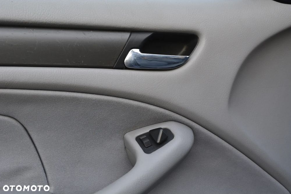 BMW Seria 3 318i - 32