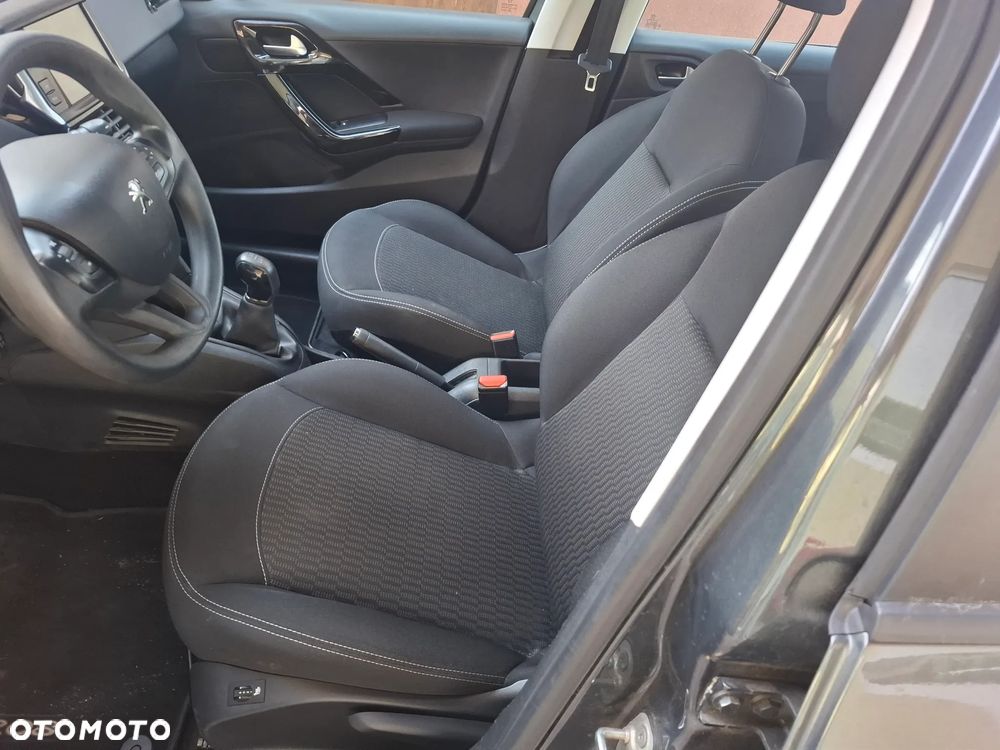 Peugeot 208 - 13