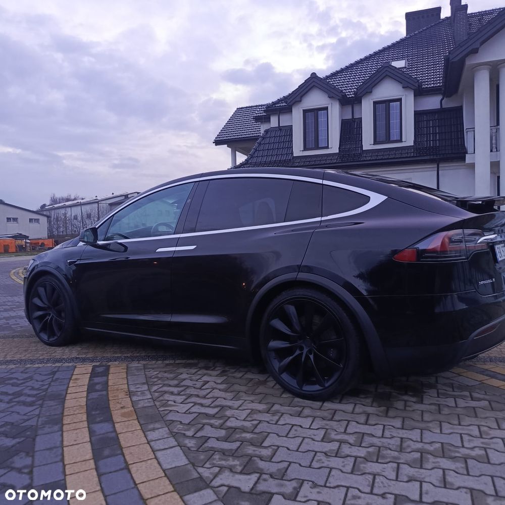 Tesla Model X - 8