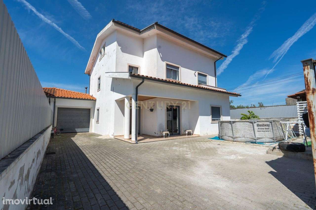 Moradia T4 com Garagem, Sótão e Excelente Exposição Solar - Grande imagem: 2/42