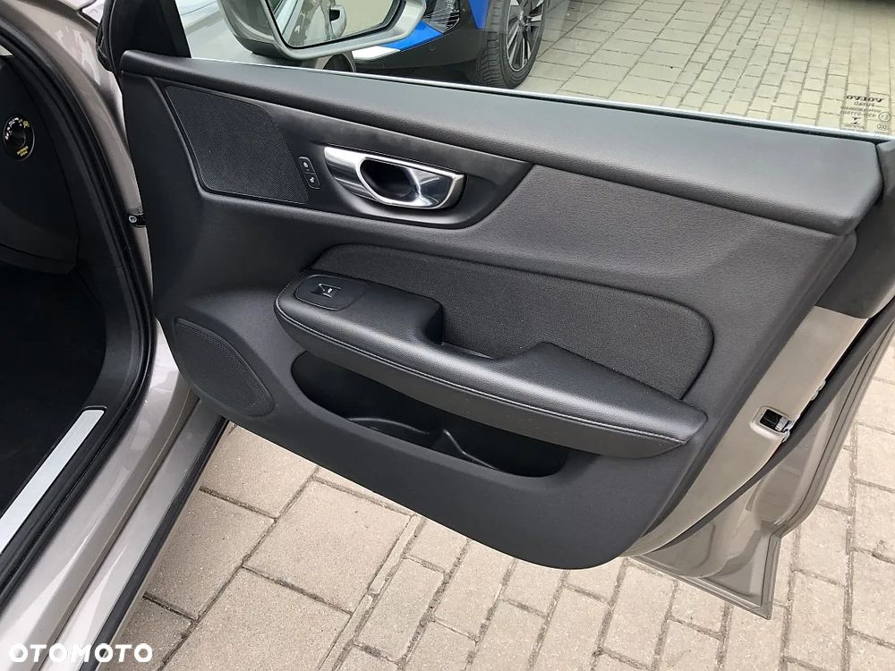 Volvo V60 B4 D Momentum Pro - 23