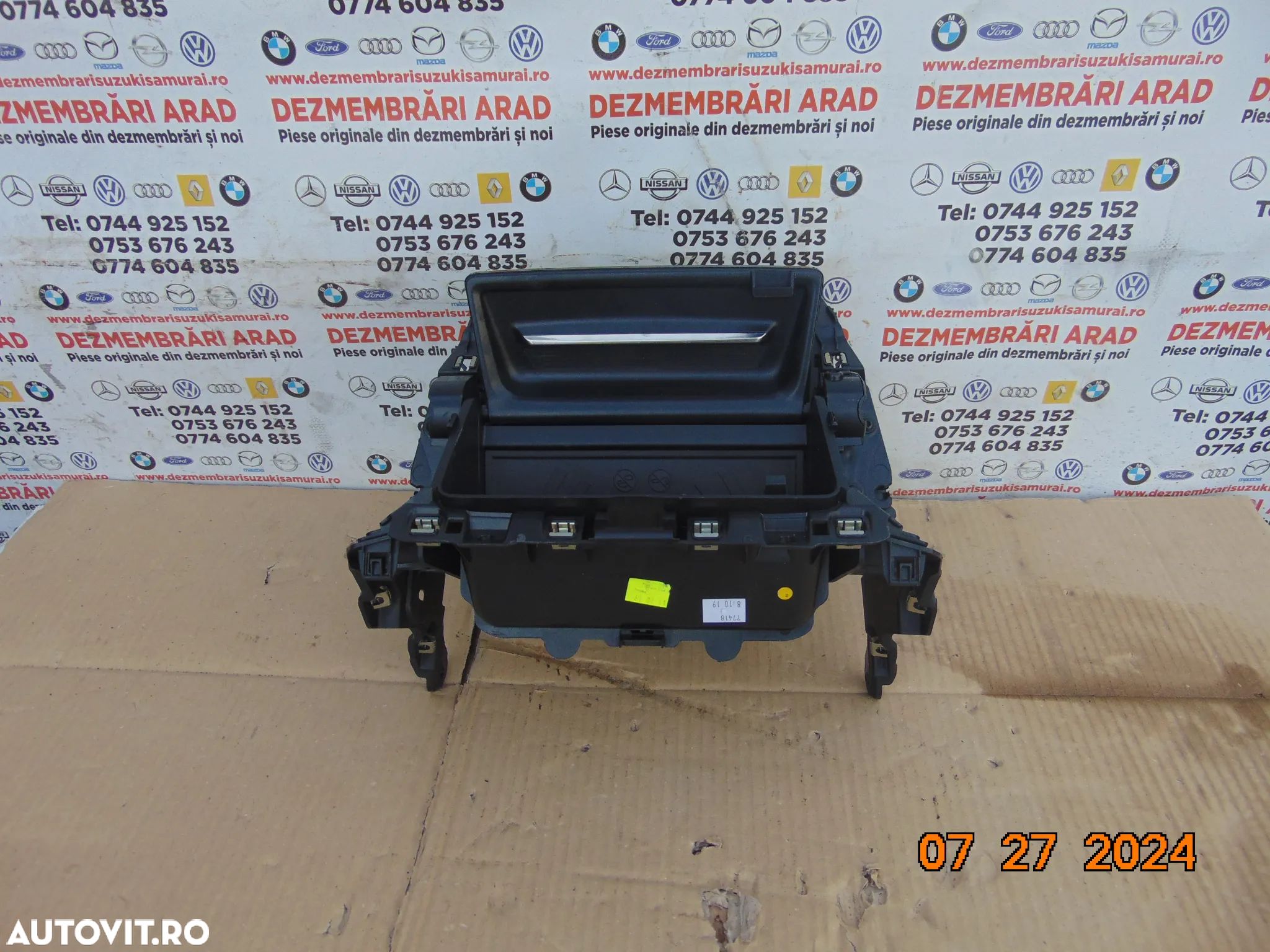 Port usb Peugeot 208 dupa 2019 consola cod 2444389xzd - 1