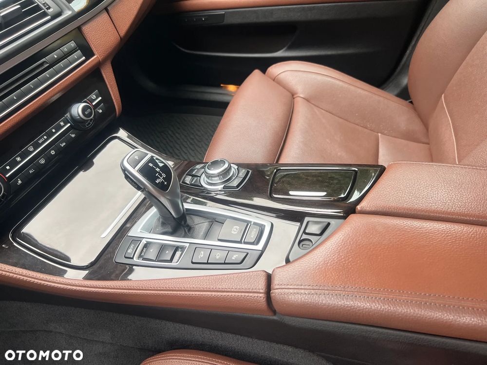 BMW Seria 5 528i xDrive - 17