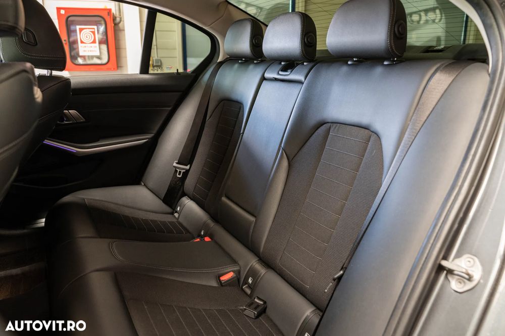 BMW Seria 3 320d Aut. Sport Line - 7
