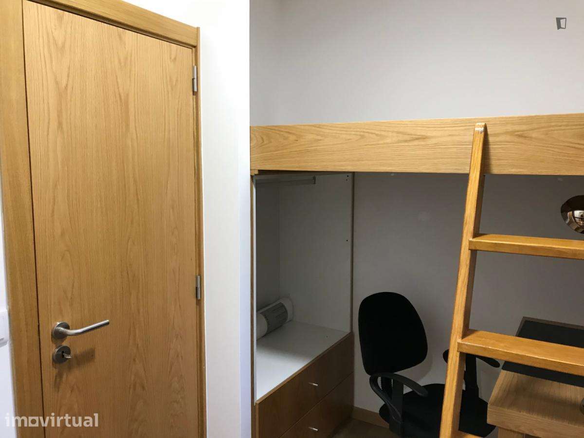 Quarto - localizado em Baixa Coimbra - Grande imagem: 3/7