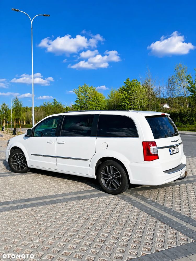 Chrysler Town & Country - 4