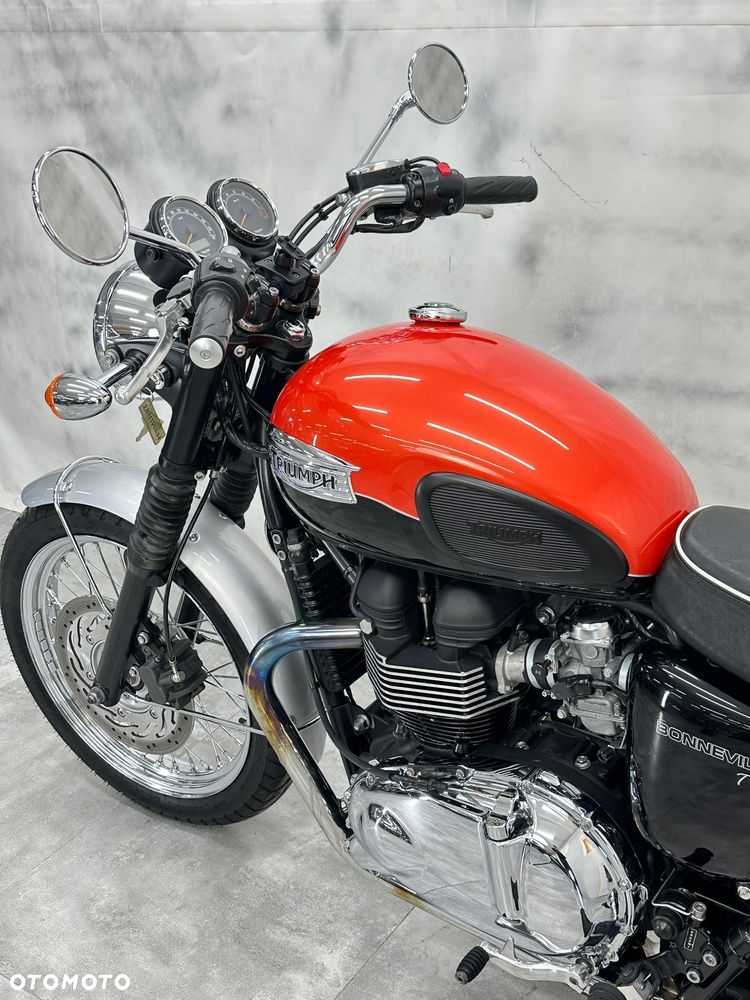 Triumph Bonneville - 4
