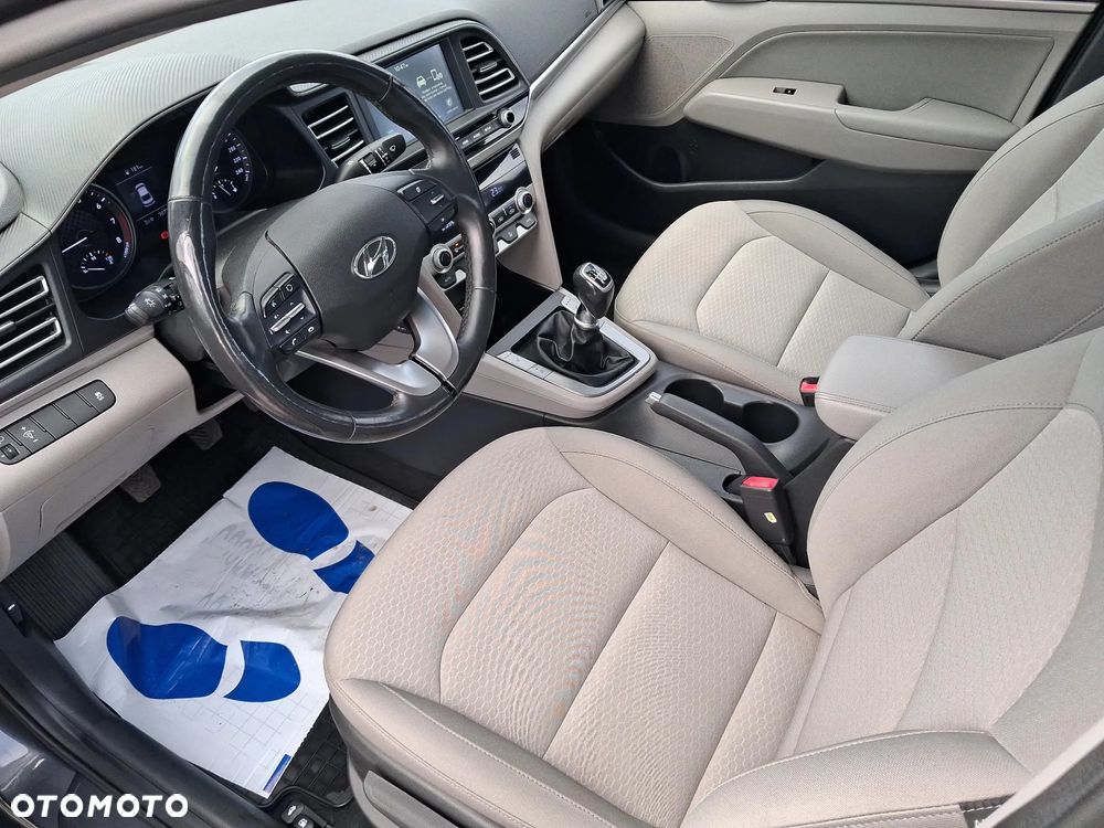 Hyundai Elantra 1.6 Comfort - 9