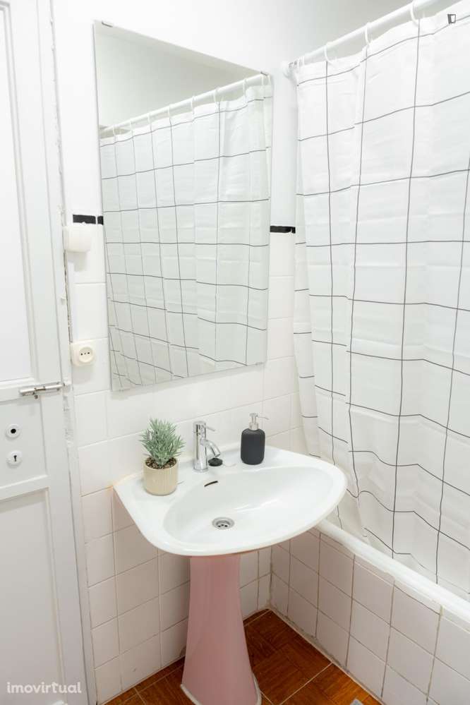 Quarto - localizado em Santa Marinha Porto - Grande imagem: 3/18