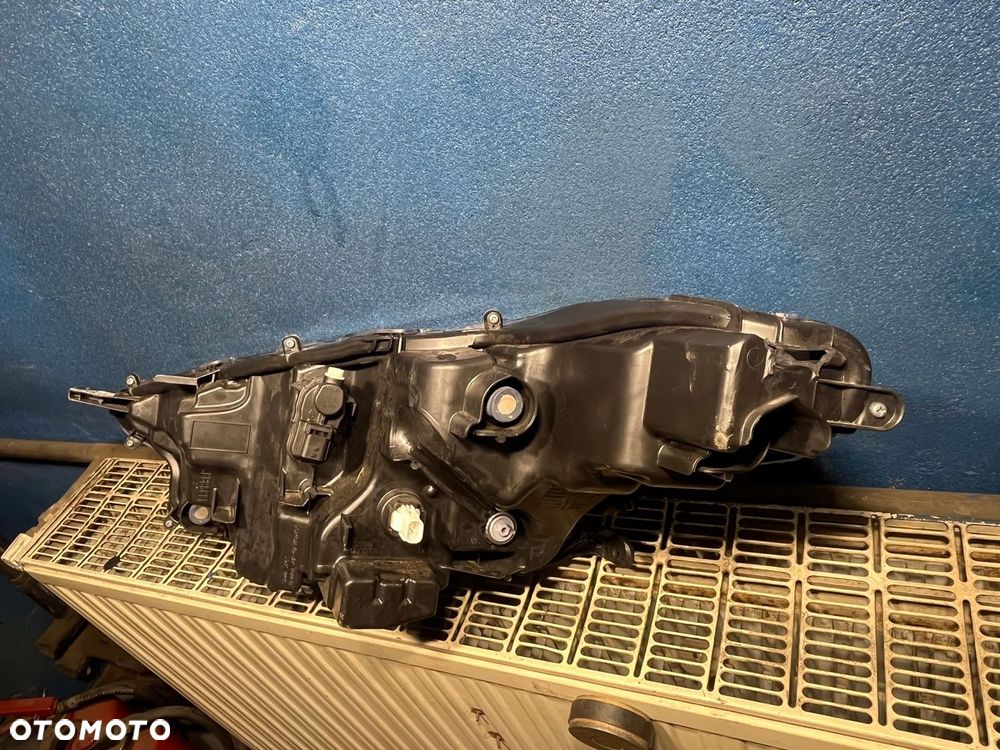 Lampa prawa przednia TOYOTA YARIS IV 4 - 6