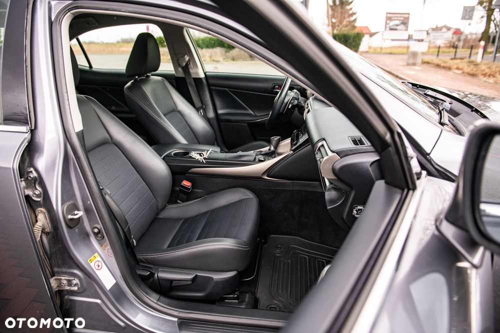 Lexus IS 300h Business - 17
