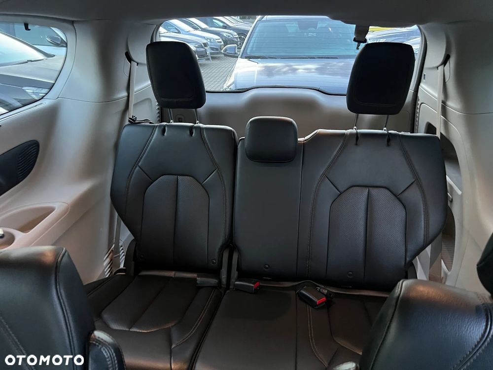 Chrysler Pacifica - 21