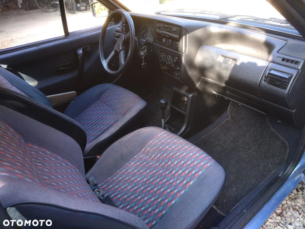 Volkswagen Polo Coupe 1.3 CL - 16