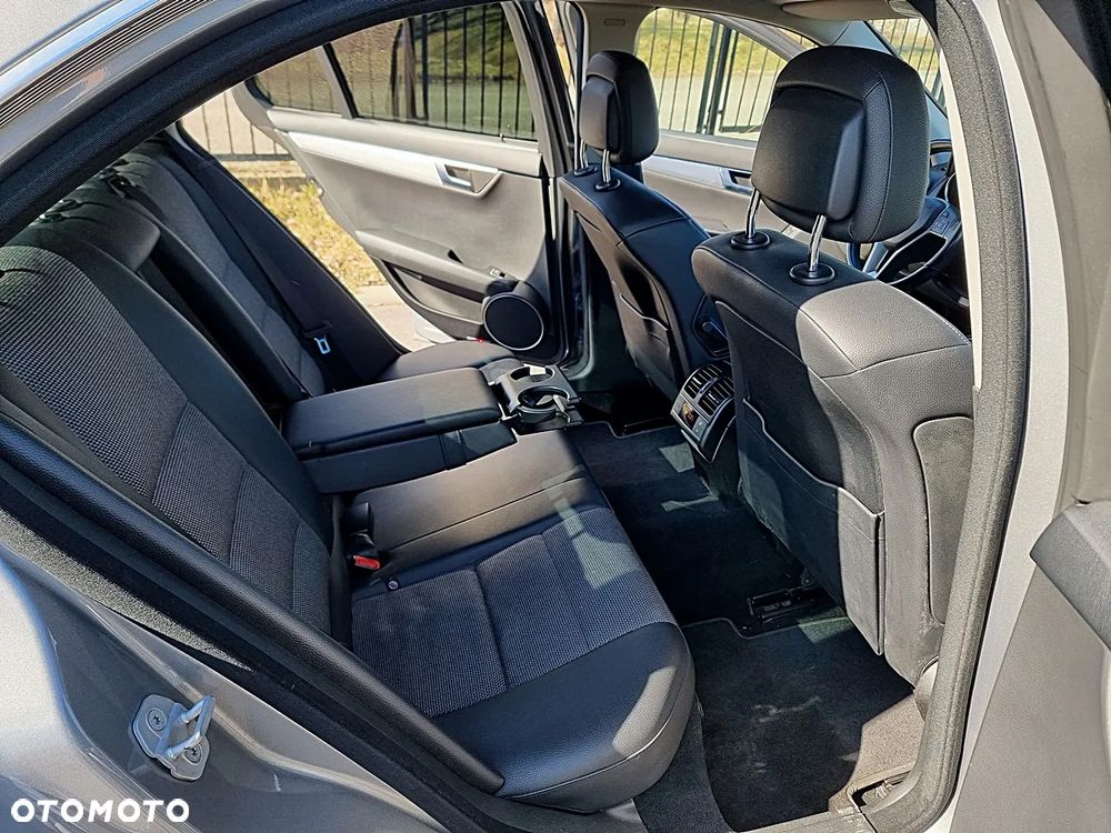Mercedes-Benz Klasa C 180 CGI BlueEFFICIENCY Avantgarde - 22