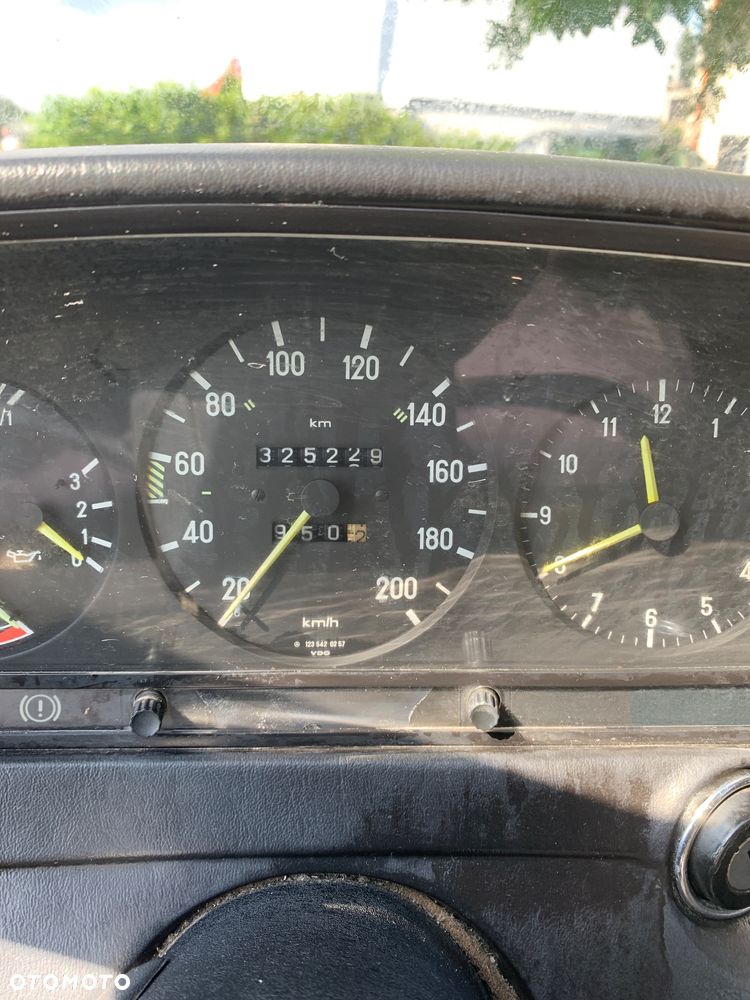 Mercedes-Benz W123 ver-260-se - 2