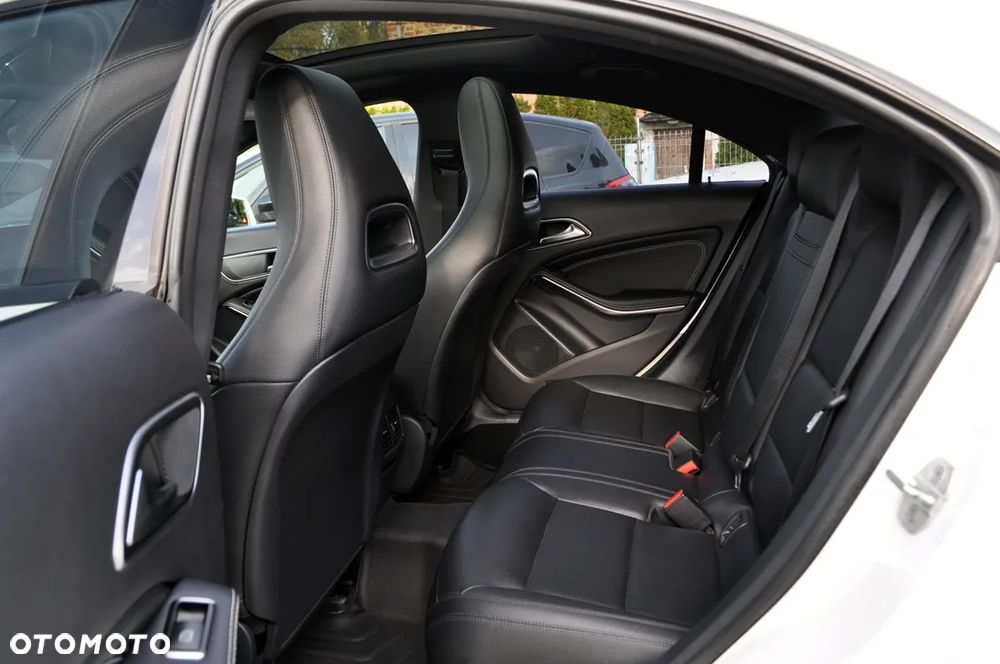 Mercedes-Benz CLA 250 4Matic 7G-DCT AMG Line - 35