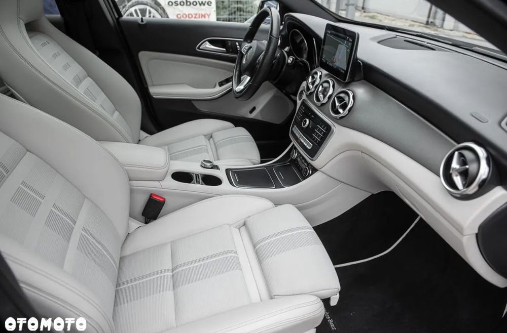 Mercedes-Benz GLA 200 7G-DCT AMG Line - 33