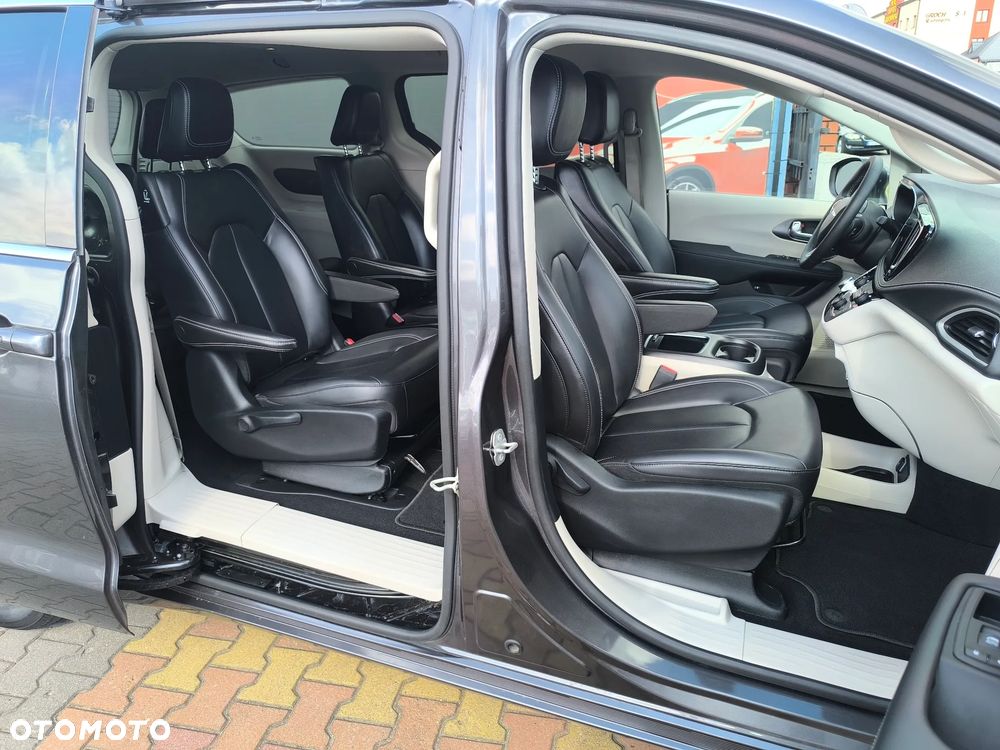 Chrysler Pacifica - 25