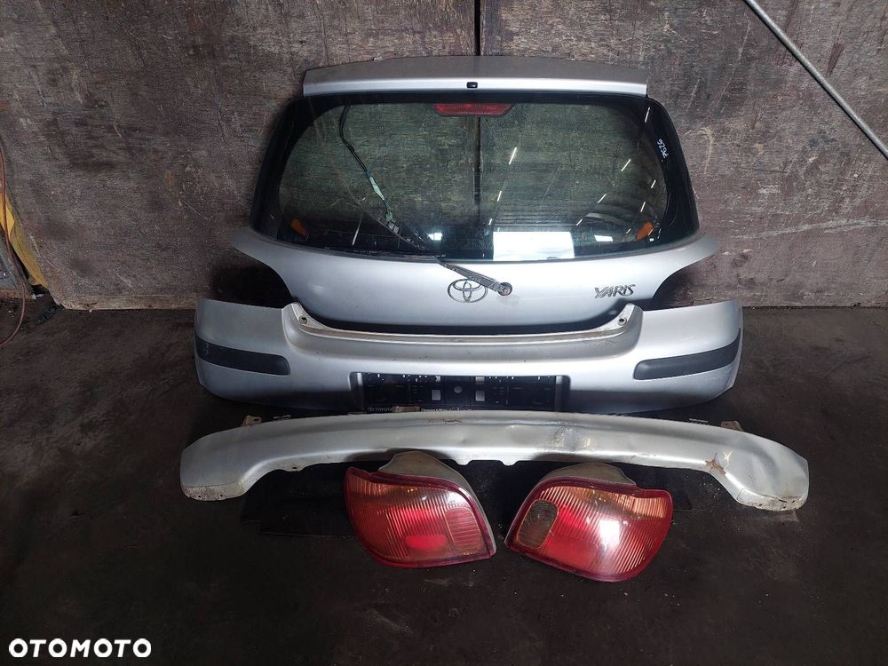 KOMPLETNY TYŁ KLAPA BAGAŻNIKA ZDERZAK TYŁ LAMPY TOYOTA YARIS I LIFT 1E7 - 1