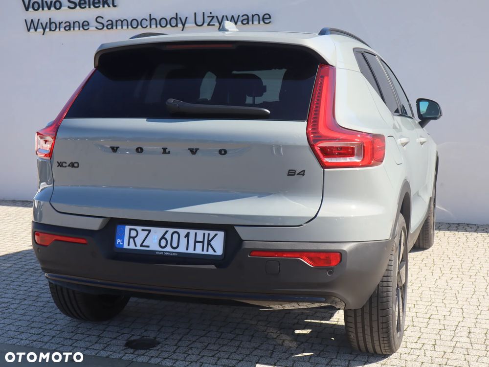 Volvo XC 40 B4 Plus Black Edition - 6