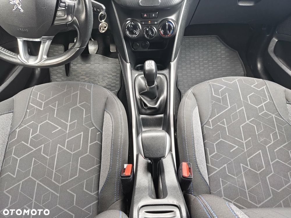 Peugeot 2008 1.2 Pure Tech Style S&S - 19