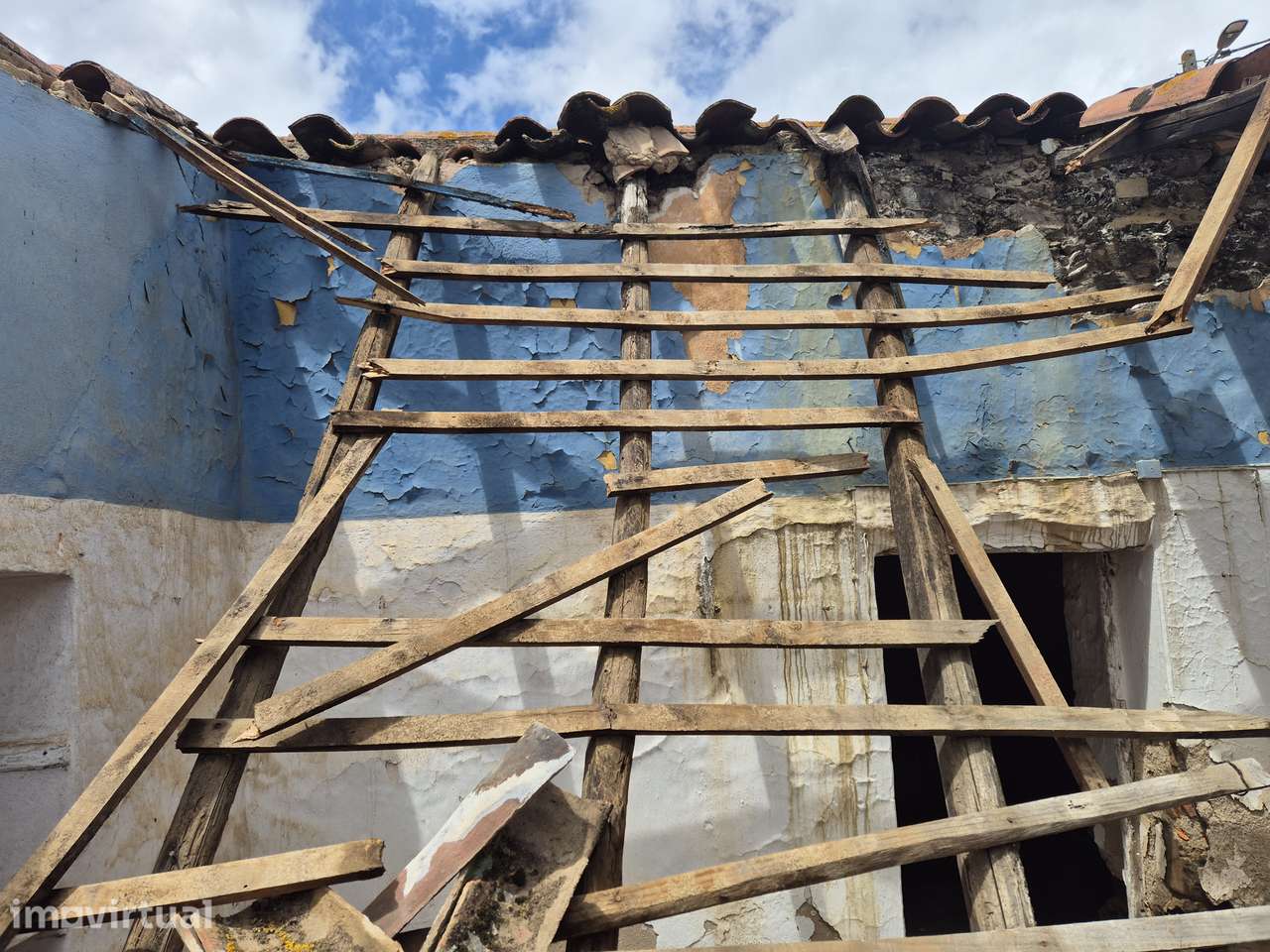 Moradia terrea para reconstruir na Aldeia dos Fernandes - Grande imagem: 3/10