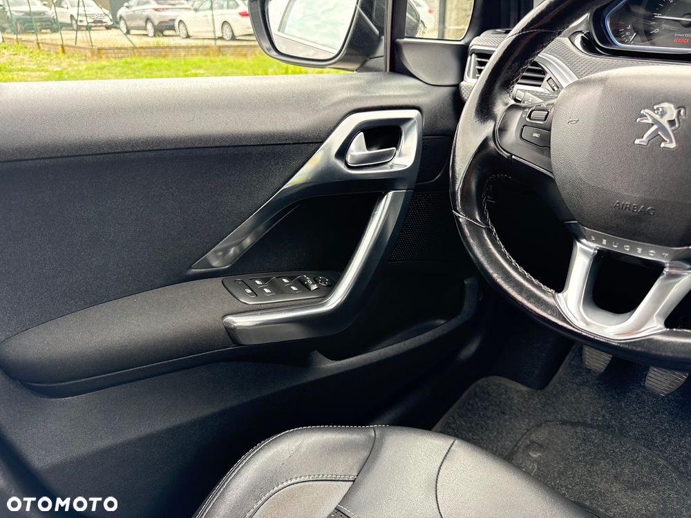 Peugeot 2008 1.2 Pure Tech Allure S&S - 23