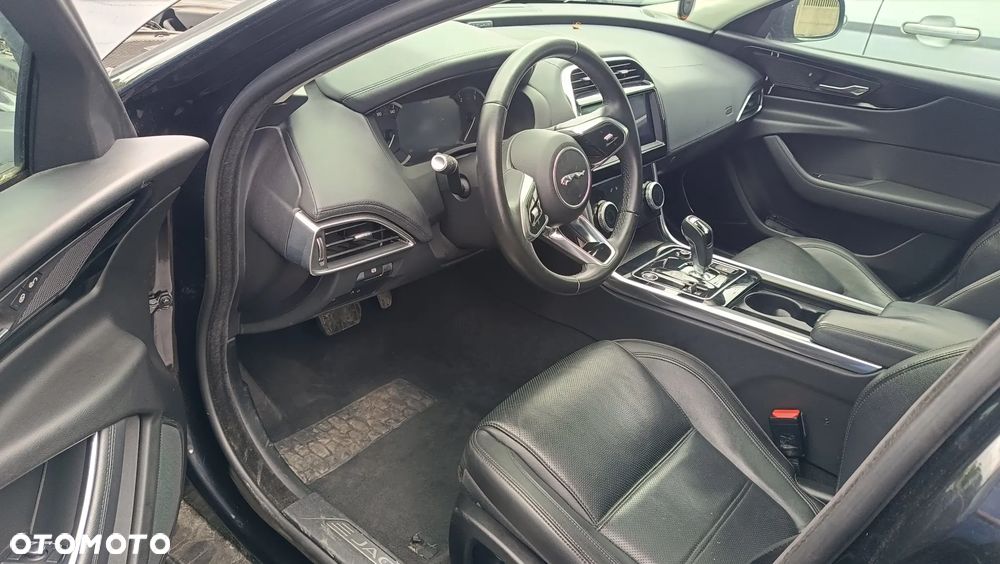 Jaguar XE 2.0 D180 R-Dynamic HSE - 5