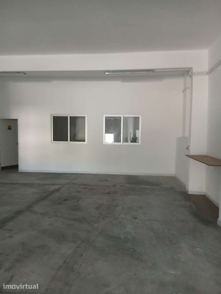 Armazém, 500 m², Sacavém e Prior Velho - Grande imagem: 3/8
