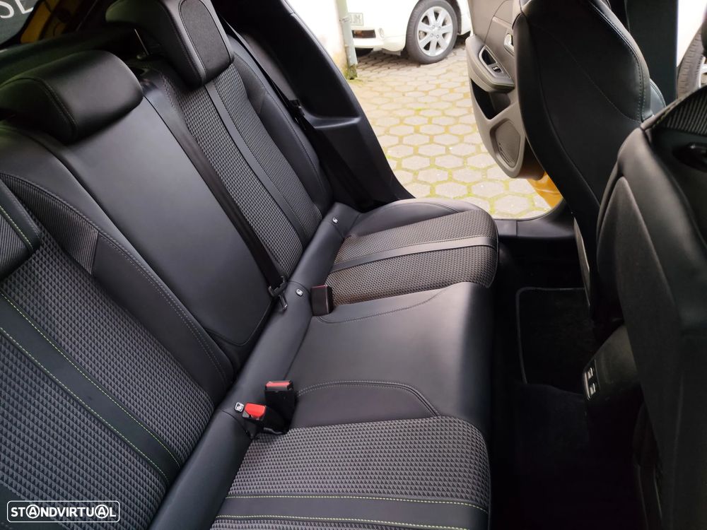 Peugeot e-208 GT - 11