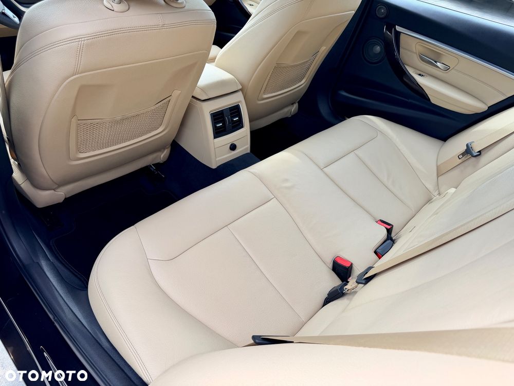 BMW Seria 3 330i Luxury Line - 36