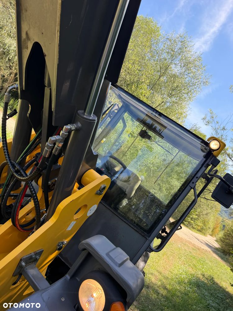 Mecalac AX1000 Ładowarka kołowa łamana 6,5 tony. Udźwig około 3 tony. 2017 rok.  Jak Nowa! Oryginał łyżka KROKODYL otwierana i widły. Mocny silnik DEUTZ 4 cylindry DEUTZ. Zero luzów i wycieków. Aktualne Badania DEKRA BMWT. Wielka Okazja. Maszyna jak nowa z Salonu. 2900 mtg. Pochodzi z Norweskiego urzędu gminy. Dodatkowe linie Hydrauliczne. Szybka wolna Jazda Rewers Hydrostatic. Wersja Norweska Mocne doświetlenie dodatkowe grzanie. kabina Ogrzewana wentylowana! Zmiana Osprzętu Hydrauliczna! pełne sterowanie z dżojstika! Podzespoły pompy suche, czytelne tabliczki! OKAZJA - 12