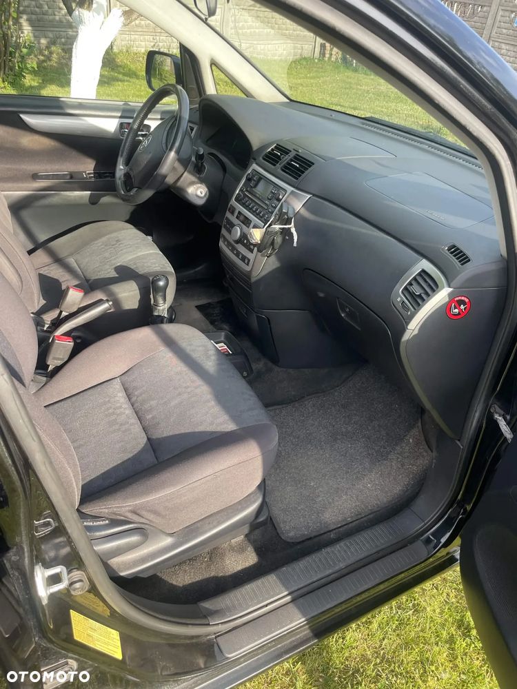 Toyota Avensis Verso D-4D - 20